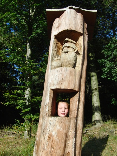 Johanna guckt aus dem Zwergenturm