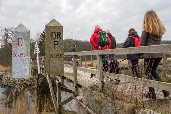 Über diese Brücke,