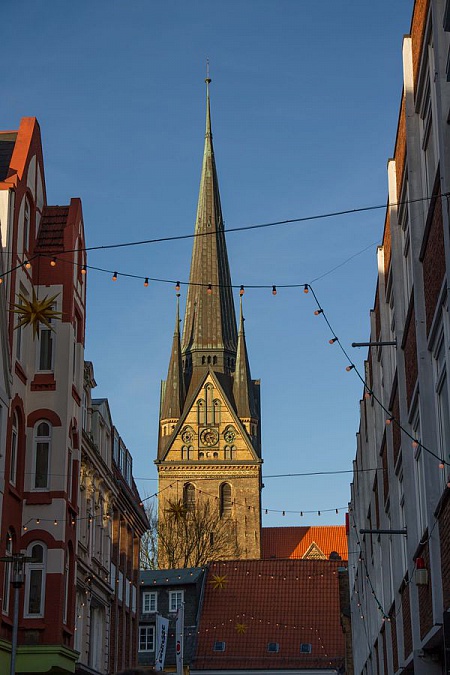 Blick aus der Roten Straße zum Nikolaiturm