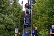 Miina geht brav hinter Frauchens Beinen