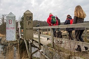 Über diese Brücke,