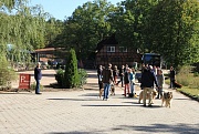 Akito und Raissa im Vordergrund